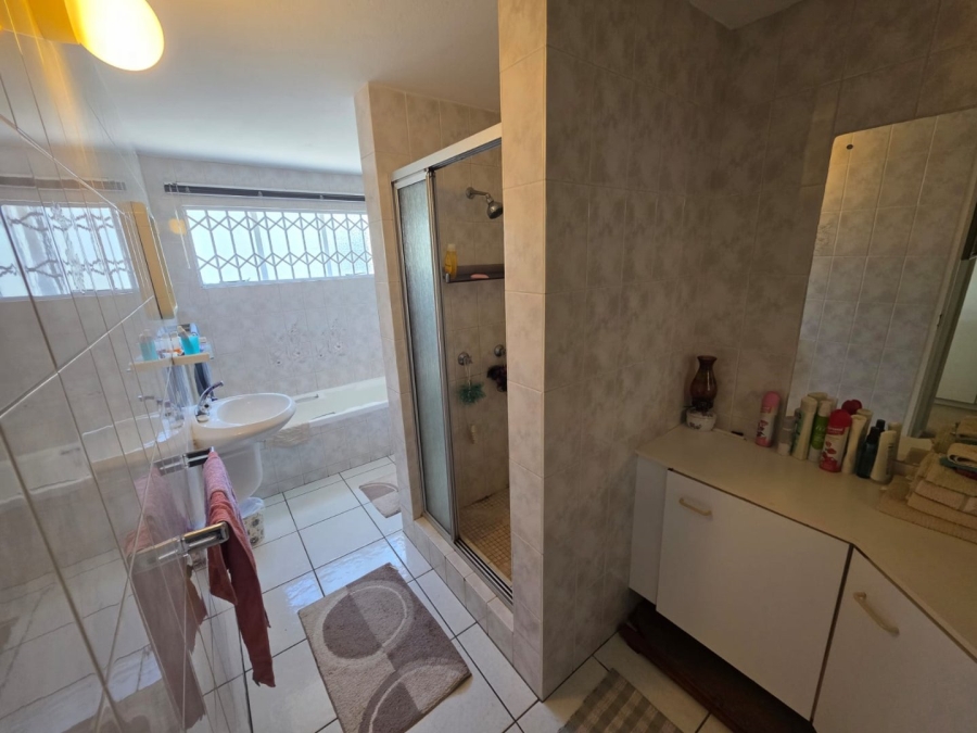 4 Bedroom Property for Sale in Wavecrest Eastern Cape